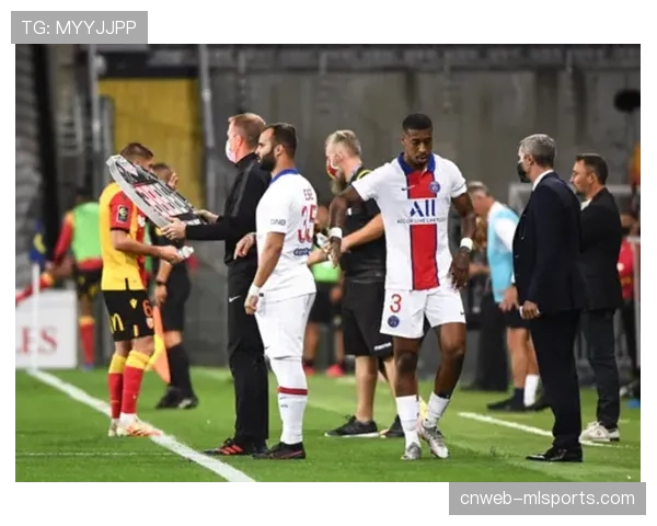 战术板：解析朗斯主帅海斯如何用三中卫体系限制里尔快速反击